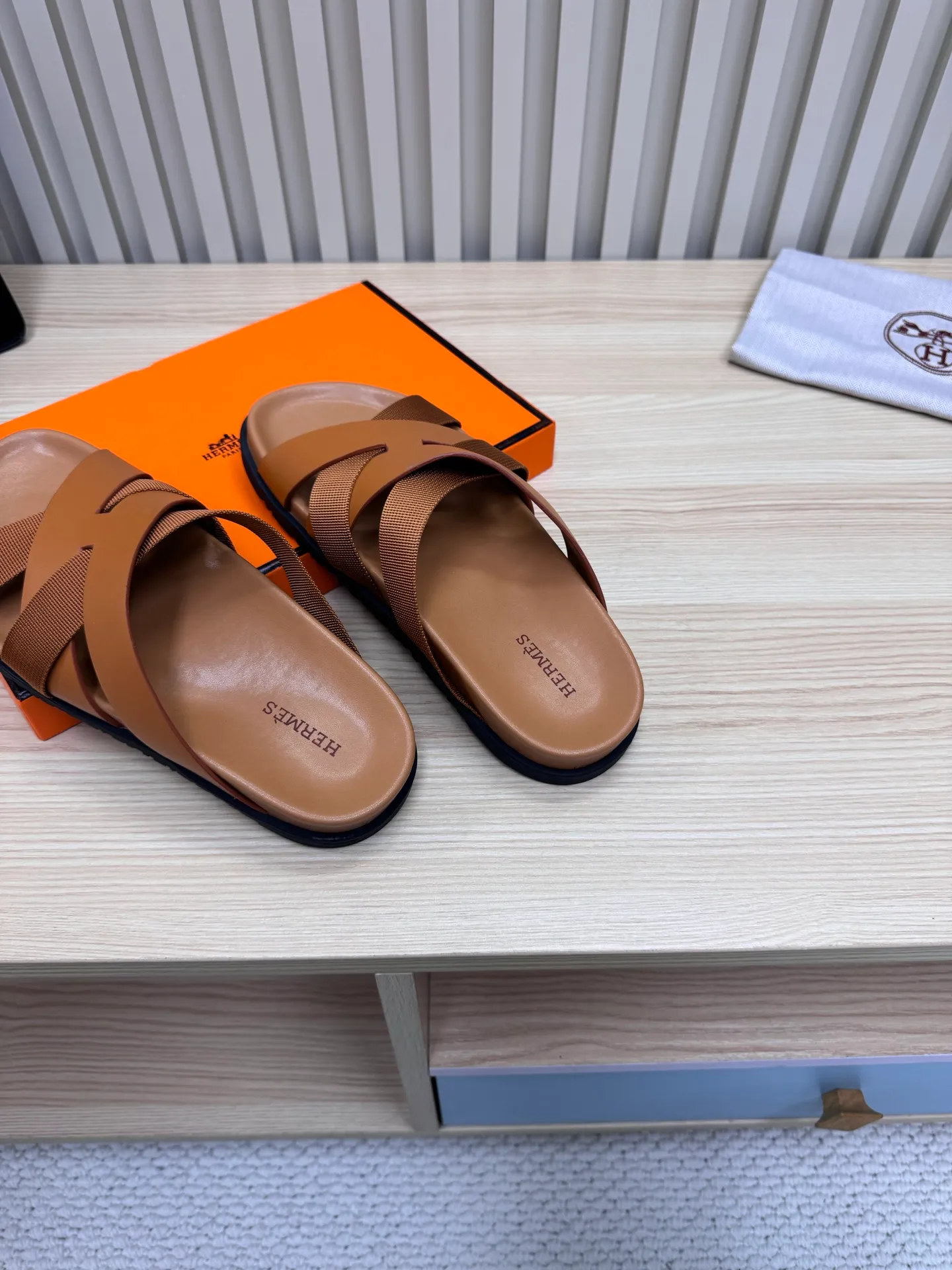 👟👟Ex-factory price 502👟👟 (Top version) Hermes 🐎The extremely popular couple's second uncle slippers/the latest snake print sandals and slippers, paired with various colorful socks, so trendy!  ———————— Upper: imported cowhide/sheep leather/cloth/palmprint leather lining: imported cowhide/sheepskin outsole: Tpu non-slip and wear-resistant outsole Female size: 35-42 (40.41.42 non-returnable and non-exchangeable) Male code: 39-45 (45 non-returnable and non-exchangeable)